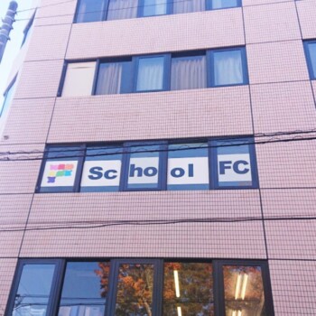 株式会社こうゆう様のスクールFC南浦和校用ウインドウサイン施工イメージ